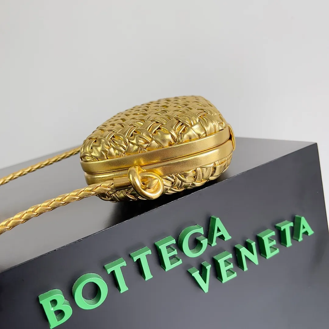 Batch 2100 𝘽𝙤𝙩𝙩𝙚𝙜𝙖 𝙫𝙚𝙣𝙚𝙩𝙖 (Higher version) Original leather ➕ Stainless steel hardware ➕ 24k real gold plating ➕ Fully handmade Jordanian Queen Rania and Princess Iman Knot clutch bag attended the event Real old money A must-have style❤️ The Knot classic is reproduced😌A small belt has been added to carry it on the shoulder🉑A must-have bag for important occasions, making your outfit more attractive✨ It is shipped with a full set of packaging from the factory, welcome to compare Style number: 717623 Size: 20.5*6*12.5